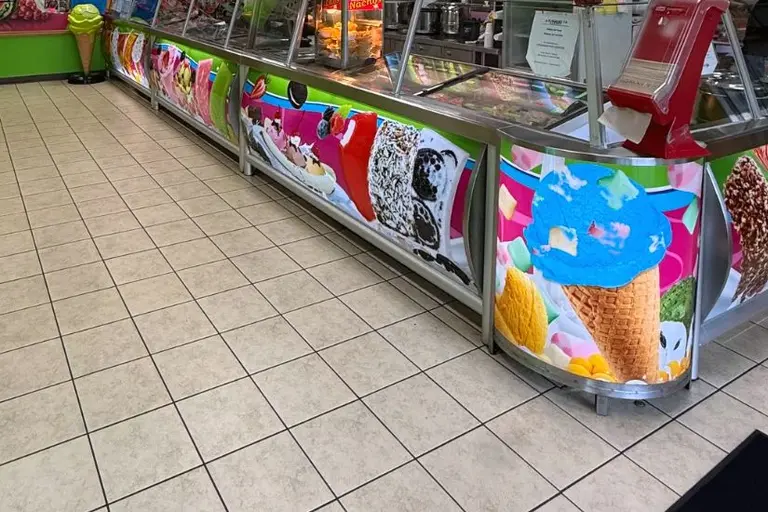 El calentador de nachos y la barra de la paletería. The nacho warmer and the counter.