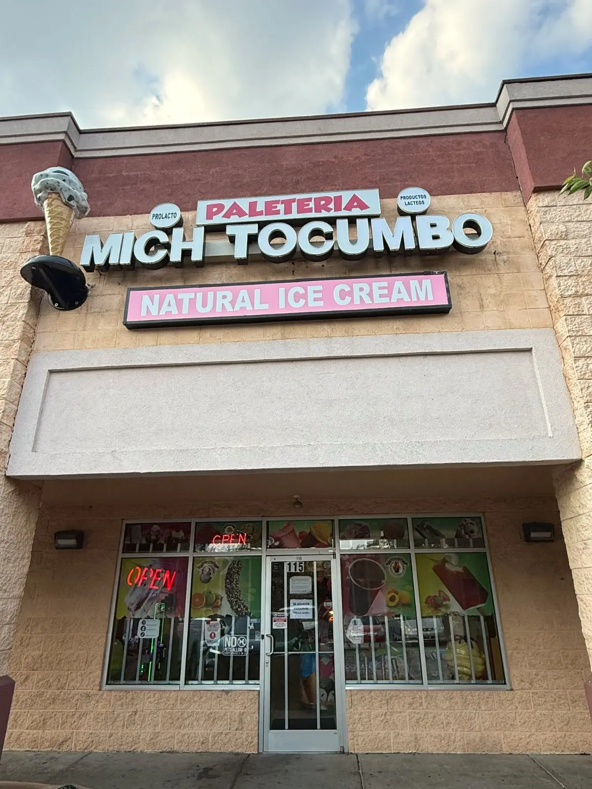 La fachada de Paletería MICH Tocumbo con su letrero de Natural Ice Cream. The MICH Tocumbo storefront with its Natural Ice Cream sign.